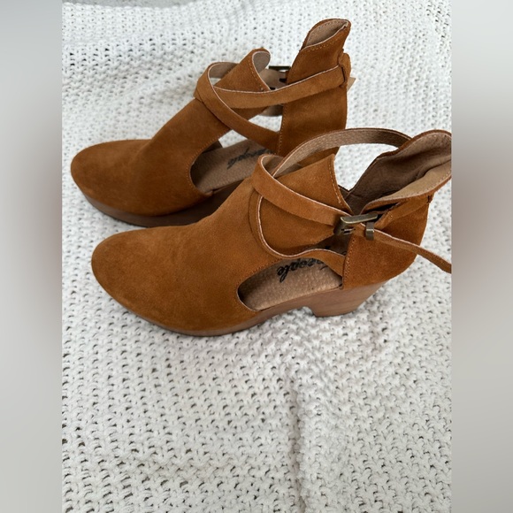 Free People Cedar Platform Clogs size 40 or 7.5 - Picture 6 of 9